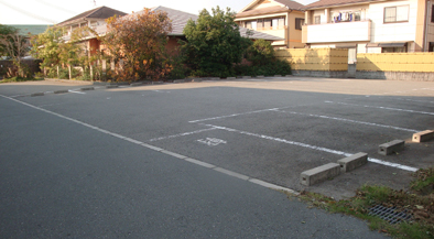 駐車スペースとエントランス