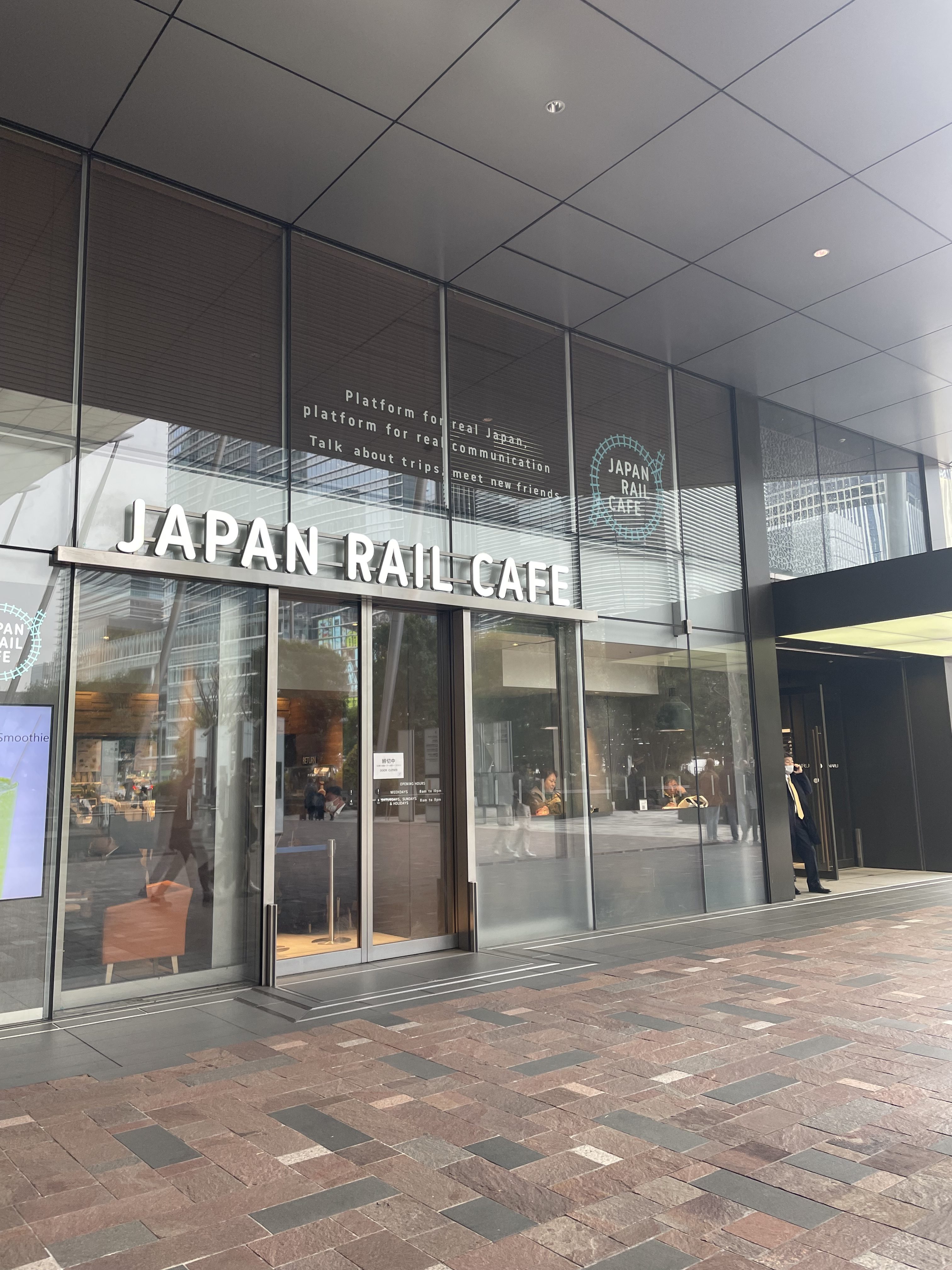 JAPAN RAIL CAFE TOKYO の大型サイネージ で、本格椎茸粉の杉本商店様のCMに弊店もチラリ登場！（3/1～3/31）