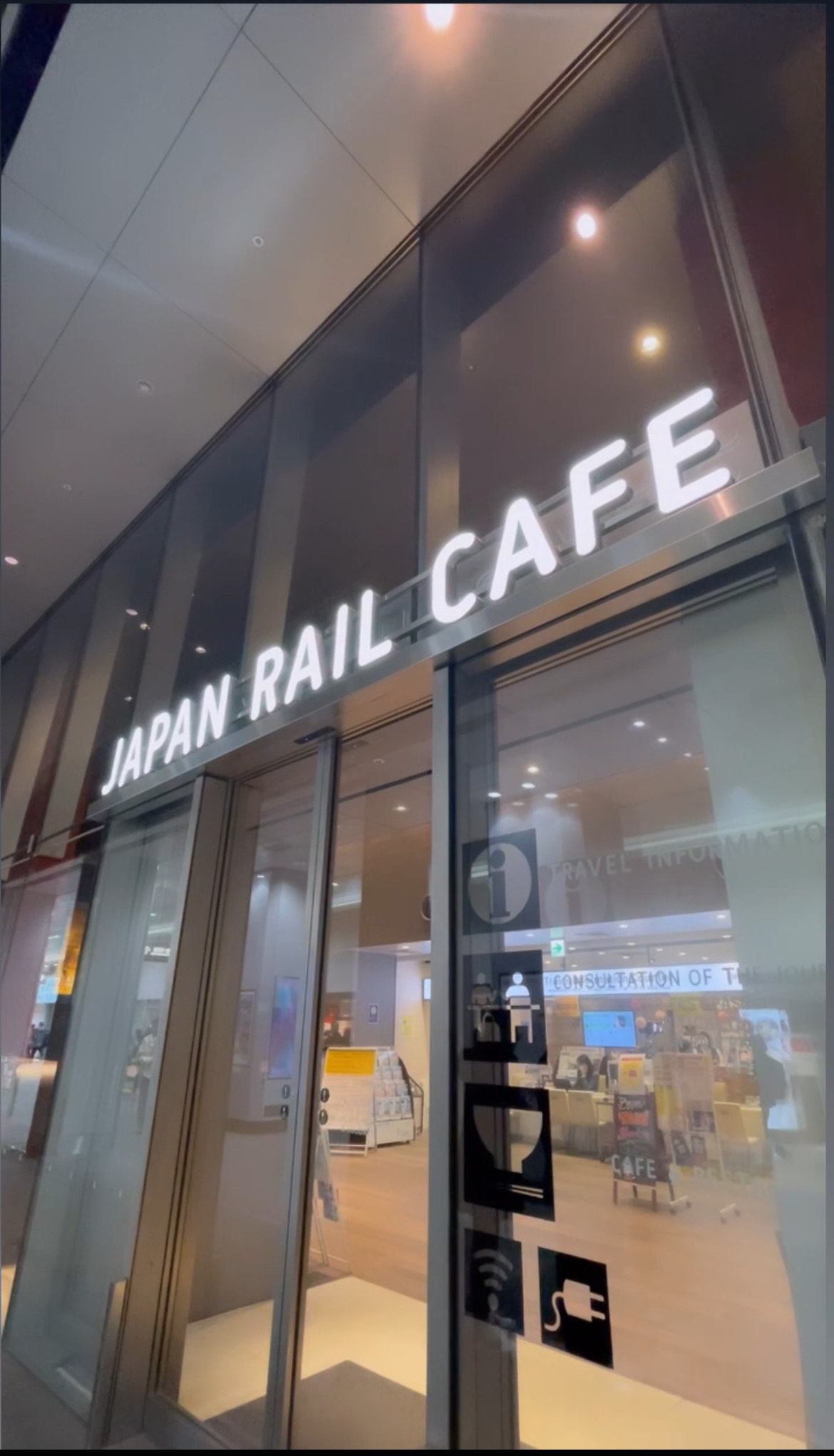 JAPAN RAIL CAFE TOKYO の大型サイネージ で、本格椎茸粉の杉本商店様のCMに弊店もチラリ登場！（3/1～3/31）